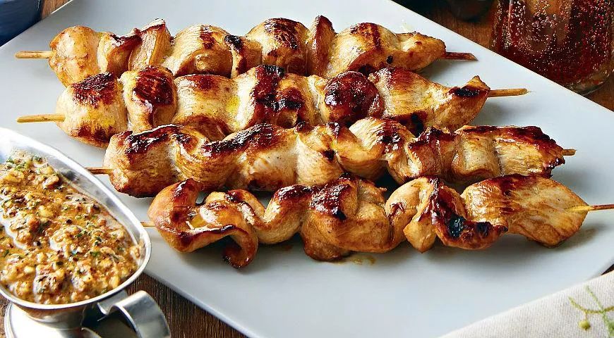 Шашлычки из курицы с фундуковым соусом: новый взгляд на классическое блюдо