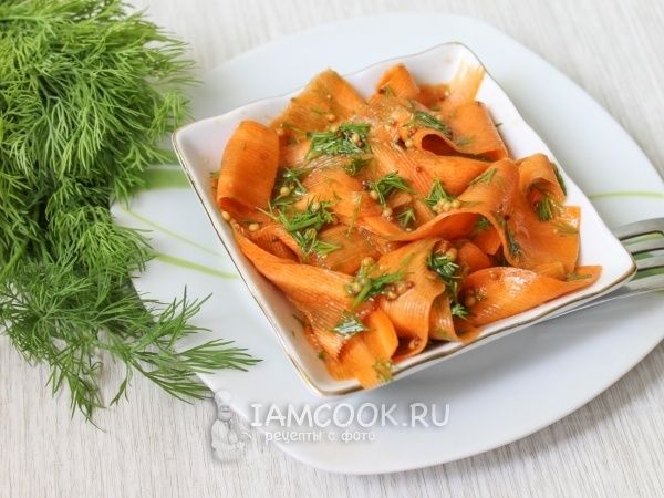 Стильная и пикантная закуска: морковные ленты с соевым соусом и горчицей
