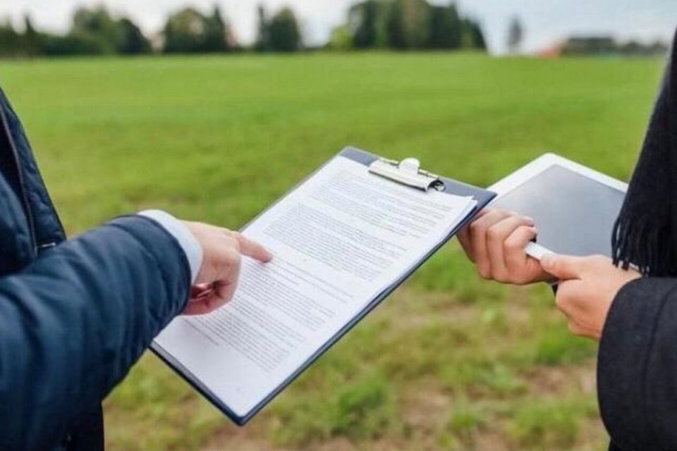 Как быстро и выгодно продать земельный участок через МФЦ в 2025 году