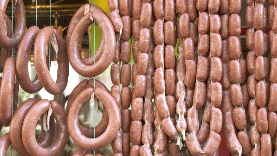 Как сделать колбаски для гриля или мангала: рецепт от шеф-повара