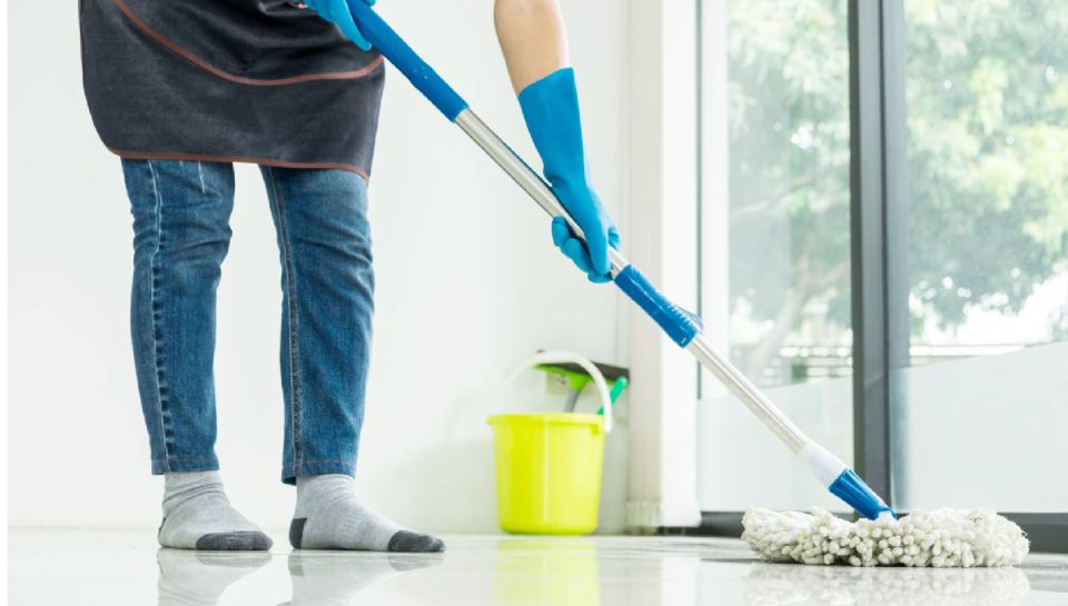 На полу не останется грязи и микробов: добавьте эту жидкость в воду при мытье