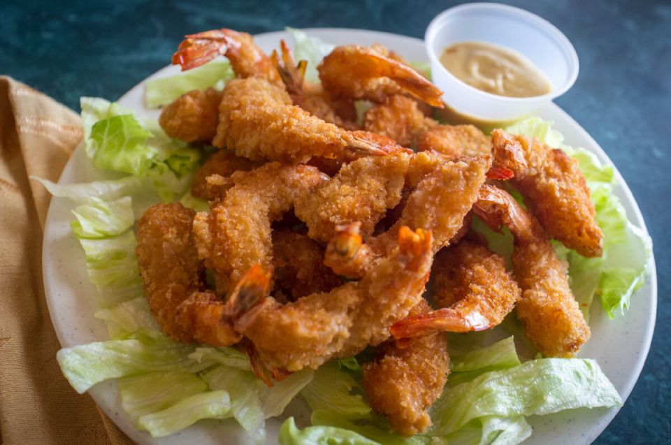 Нежные жареные креветки с изысканным тартаром: быстрое и восхитительное морское лакомство