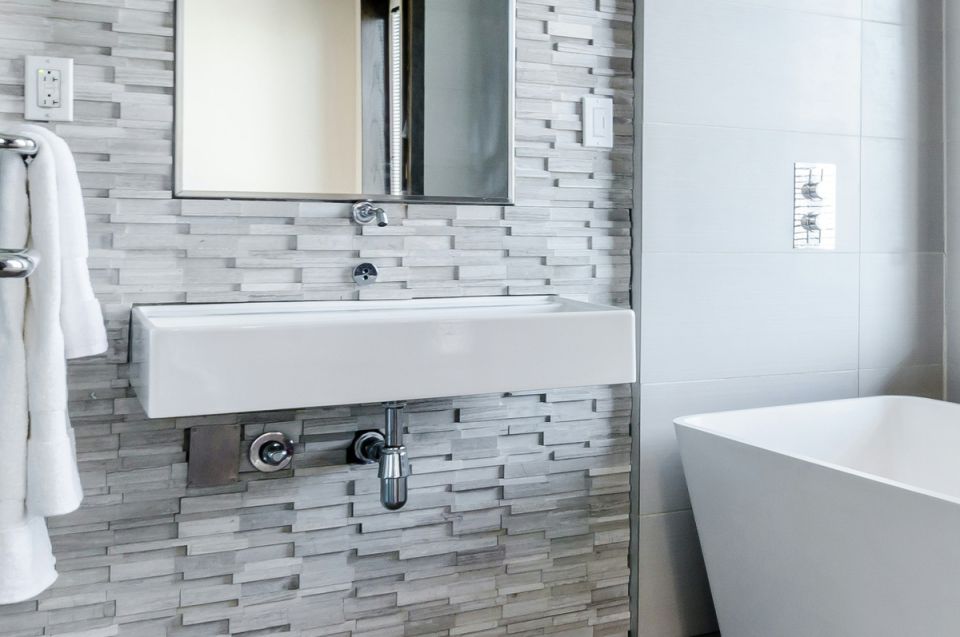 Минимализм в ванной: компактные раковины как решение для малых пространств