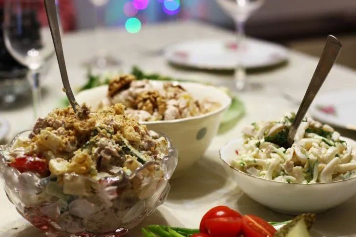 Как сделать самый обычный салат красивым как на картинке: секретный способ