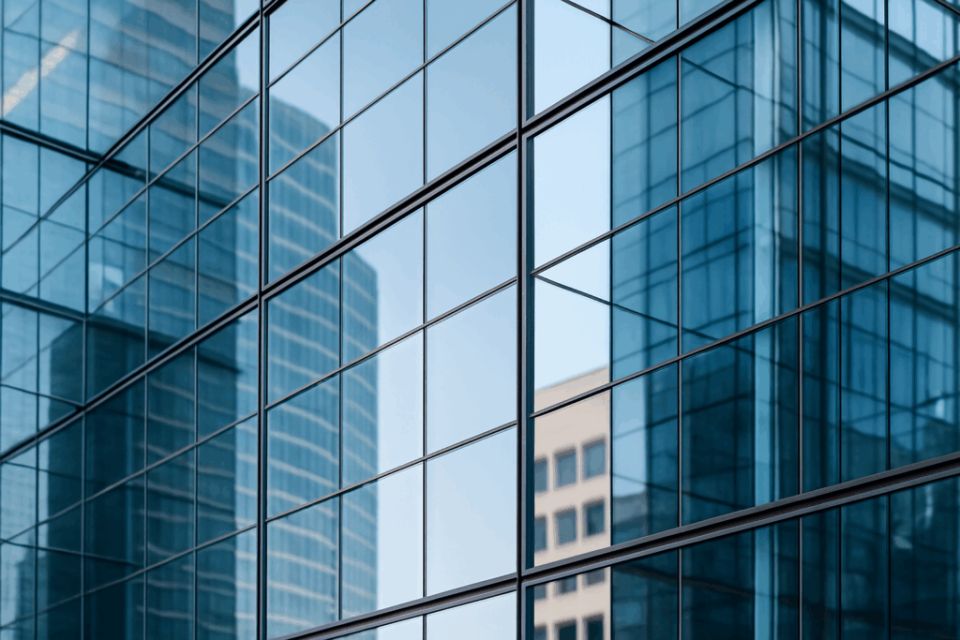 Как избежать неприятных разводов на стеклянных фасадах после мойки