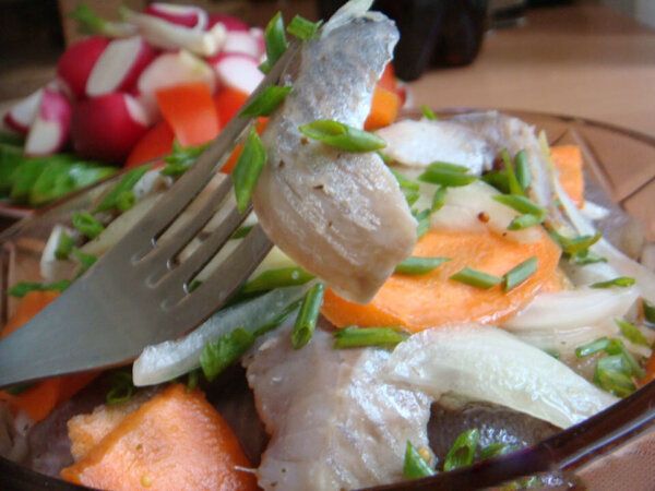 Как замариновать селедку с пряными кореньями: секреты от искушенных гурманов