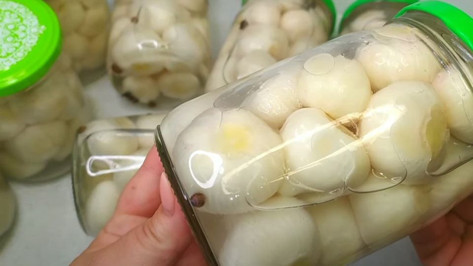 Эта пикантная закуска не оставит домочадцев равнодушными: и урожай чеснока не пропадет