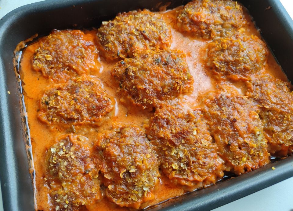 Котлеты из духовки: новый взгляд на классический рецепт с подливкой