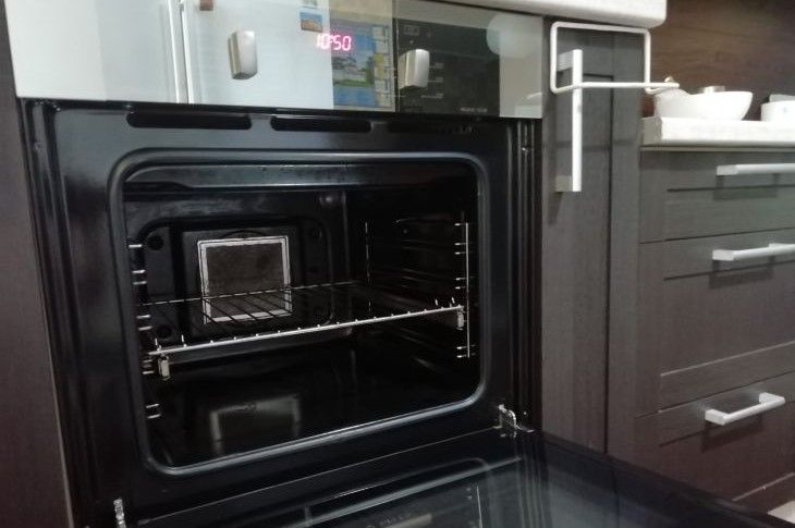 Как очистить духовку от жира: ничего драить не надо