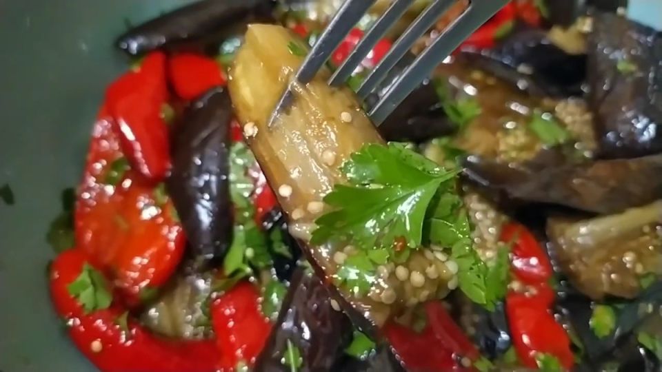 Нежный салат из запеченного перца и баклажанов