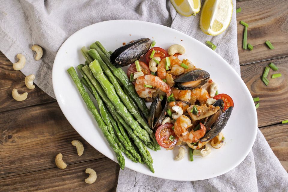 Морепродуктовый взрыв вкуса: микс с соусом Самбал и кешью
