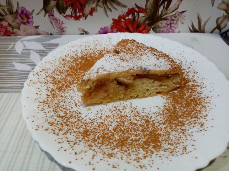 Шарлотка с яблоками: идеальное лакомство к приходу гостей