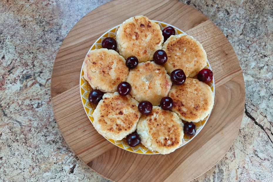 Нежные сырники с вишней — идеальный летний завтрак