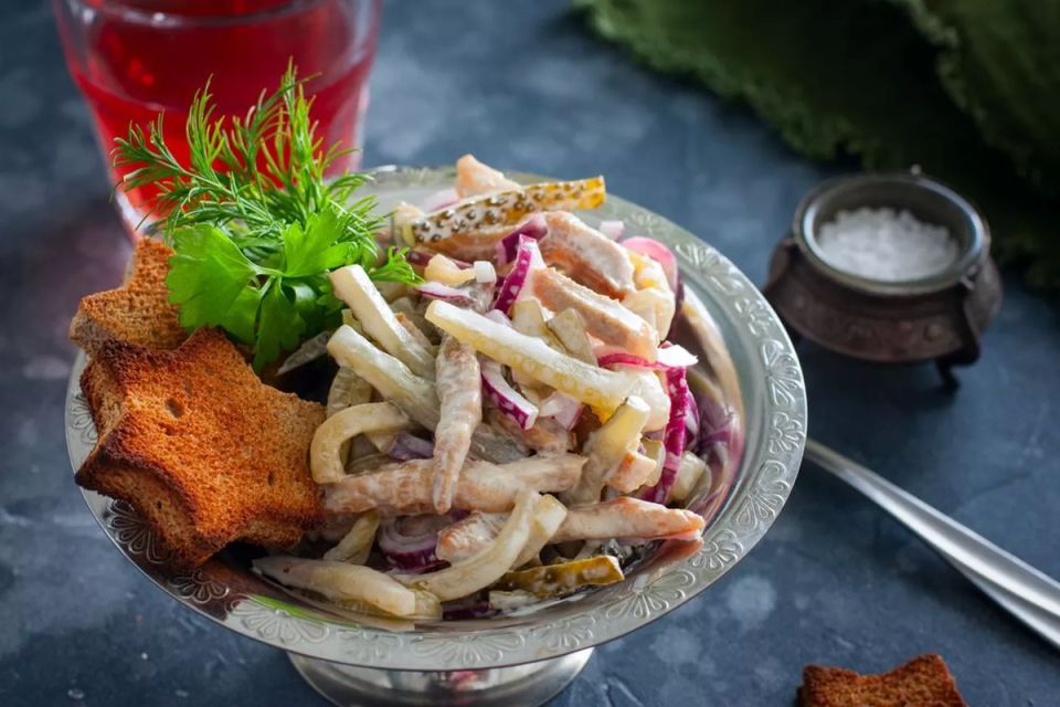 Салат с жареной свининой и пикантными огурцами