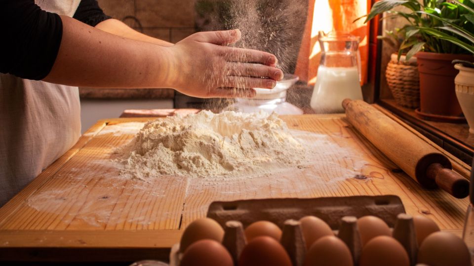 Дрожжевое тесто никогда не получится пышным и нежным: эти 3 продукта его убивают